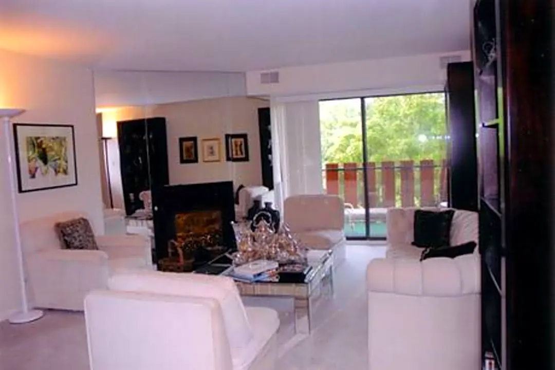Americana Apartments - 1755 Lake Cook Rd - Highland Park, IL