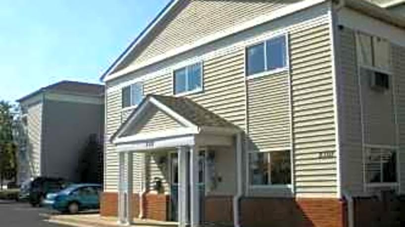 Intown Suites Indianapolis East Zei 2301 Post Dr