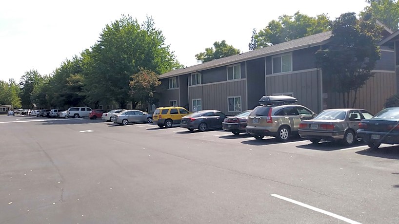 Fountain Court Apartments 1725 5th St Springfield Or Apartments For Rent Rent Com
