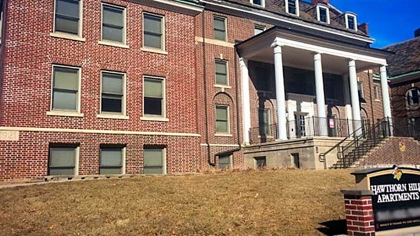 Hawthorn Hill Apartments 921 Pleasant St Des Moines Ia Apartments For Rent Rent Com