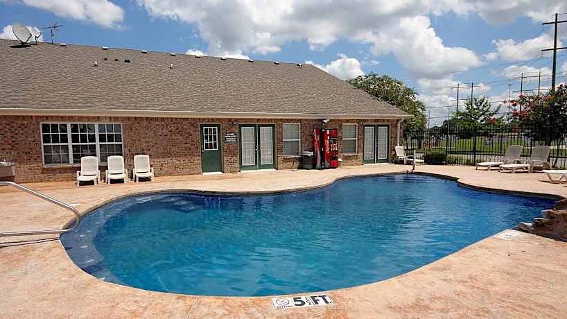 Canterbury House Apartments 2001 S Sherwood Forest Blvd Baton Rouge La Apartments For Rent Rent Com