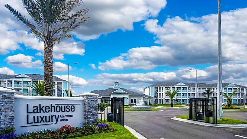 Lakehouse Luxury Apartments 3003 S Frontage Rd Plant City Fl Apartments For Rent Rent Com