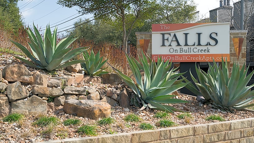 The Falls On Bull Creek 8527 N Capital Of Texas Hwy Austin Tx Apartments For Rent Rent Com