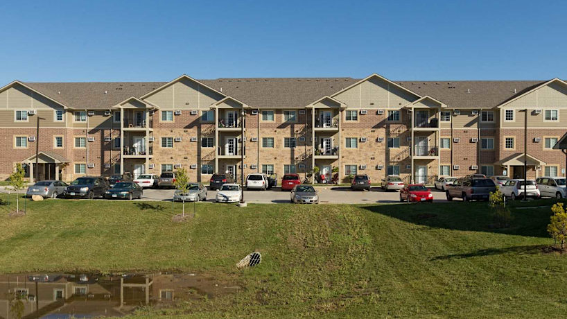 Hilltop Apartments 3720 E Douglas Ave Des Moines Ia Apartments For Rent Rent Com