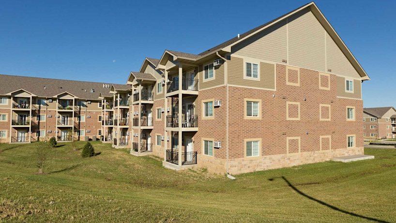 Hilltop Apartments 3720 E Douglas Ave Des Moines Ia Apartments For Rent Rent Com