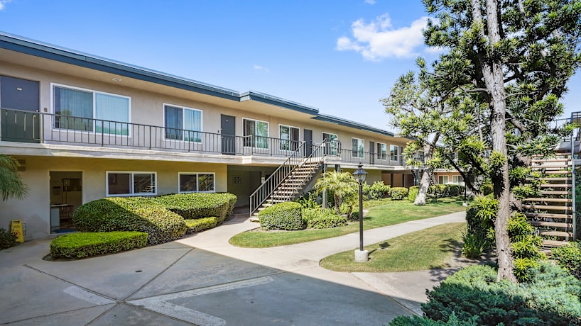 Lamplighter Apartments 16102 Springdale Street Huntington Beach Ca Apartments For Rent Rent Com