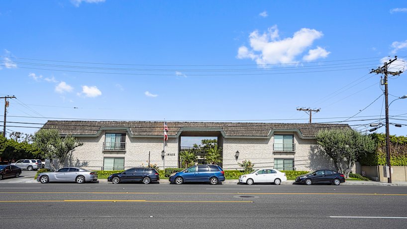 Lamplighter Apartments 16102 Springdale Street Huntington Beach Ca Apartments For Rent Rent Com