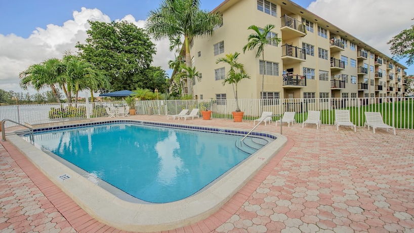 Apartments At Crystal Lake 3921 Crystal Lake Drive Pompano Beach Fl Apartments For Rent Rent Com