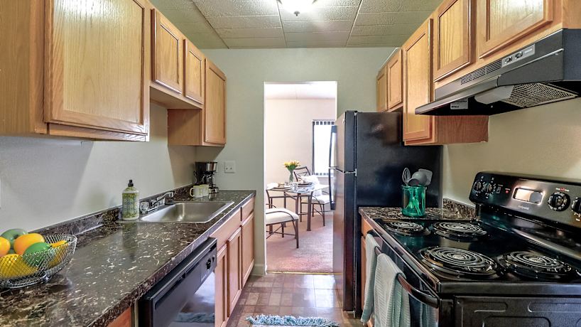Regal Towers 27500 Franklin Rd Southfield Mi Apartments For Rent Rent Com