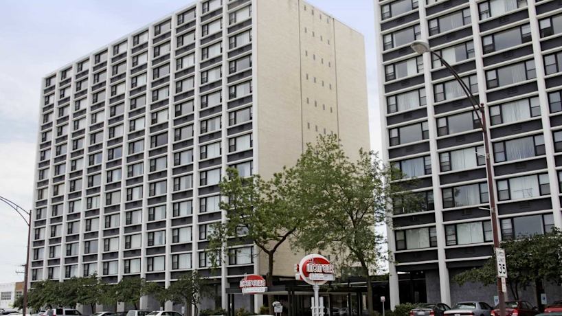Mont Clare 7171 W Gunnison St Harwood Heights Il Apartments For Rent Rent Com