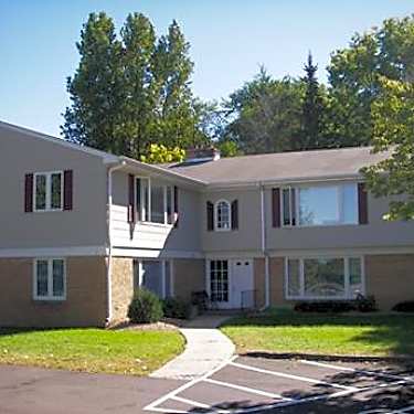 Highland Apartments 150 East Wayzata Boulevard Wayzata Mn Apartments For Rent Rent Com