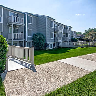 Lakeview Apartments Of Farmington Hills 23960 Middlebelt Rd Farmington Hills Mi Apartments For Rent Rent Com
