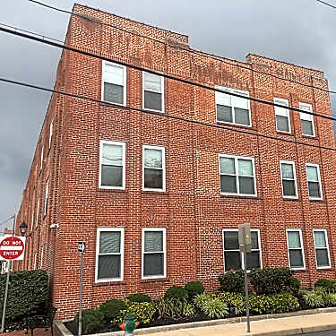 Market House Apartments 41 S Poplar St Elizabethtown Pa Apartments For Rent Rent Com