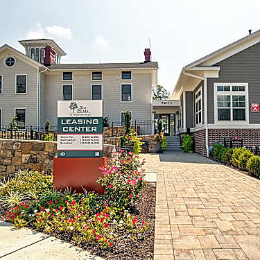The Elms At Shannon S Glen 7811 Shannon S Glen Drive Jessup Md Apartments For Rent Rent Com
