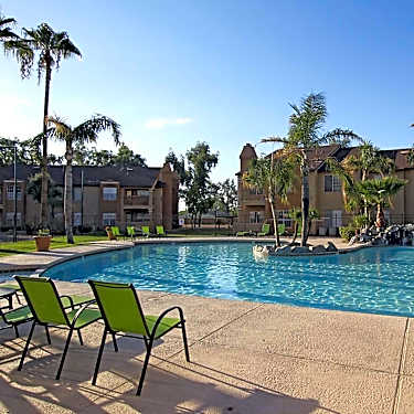 Phoenixrealestate Azrealestate Put This Custom Beauty On Your List Of Must See Homes This Gorgeous Home Fea Arizona Real Estate Phoenix Real Estate Patio