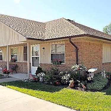 Grandmont Gardens 16151 Grandmont Court Roseville Mi Apartments For Rent Rent Com