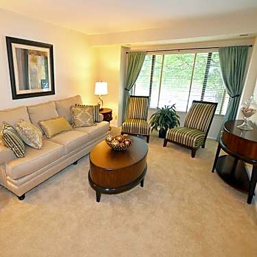 Reflection Knoll At 5 Corners 2h Hazy Morn Court Timonium Md Apartments For Rent Rent Com