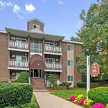 Colonial Village 440 N River Road Manchester Nh Apartments For Rent Rent Com