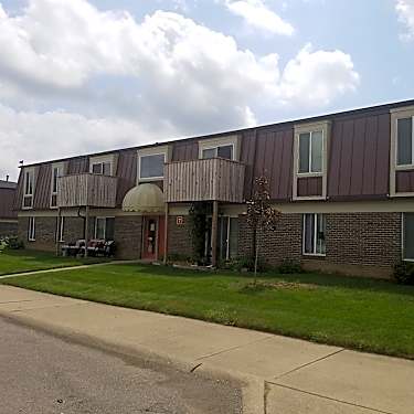 Chateau Apartments 2401 N Walnut St Muncie In Apartments For Rent Rent Com
