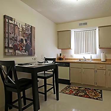 Foxmoor Apartments 7085 West 130th Street Parma Heights Oh Apartments For Rent Rent Com