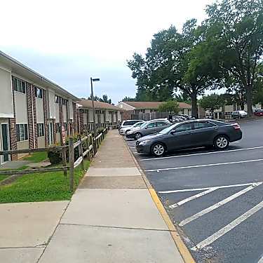 Friendship Court Apartments 418 Garrett St Charlottesville Va Apartments For Rent Rent Com
