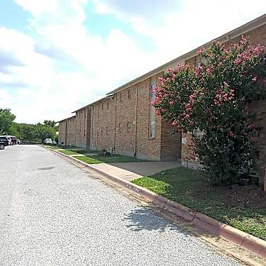 Spanish Gate Apartments 1350 E Seminary Dr Fort Worth Tx Apartments For Rent Rent Com