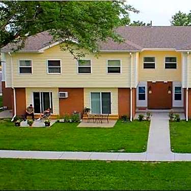 Maple Creek 2101 Freeman Pkwy 55 Beloit Wi Apartments For Rent Rent Com