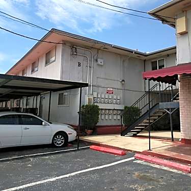 Chateau Apartments 3737 Fredericksburg Rd San Antonio Tx Apartments For Rent Rent Com