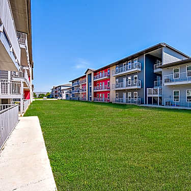 Military Village Apartments 7914 Military Drive West San Antonio Tx Apartments For Rent Rent Com