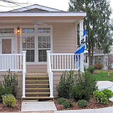 Meadows Of Chantilly 4200 Airline Parkway Chantilly Va Apartments For Rent Rent Com