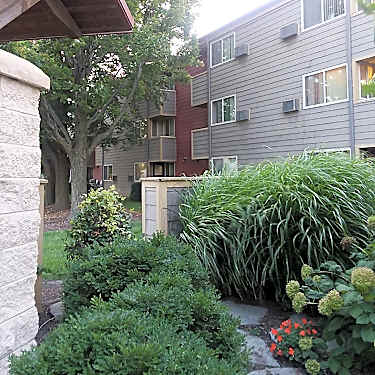Round Barn Manor 2000 West John St Champaign Il Apartments