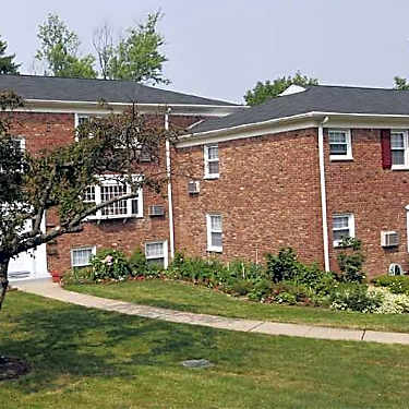 Locust Gardens 26 Locust Drive Summit Nj Apartments For Rent