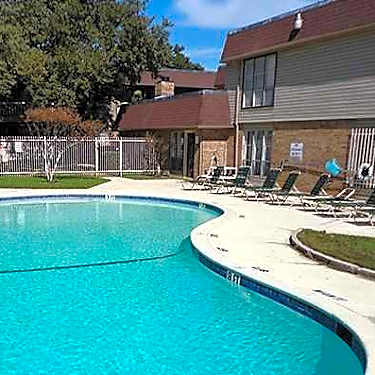 Avanti On Central 805 Central Drive Bedford Tx Apartments For