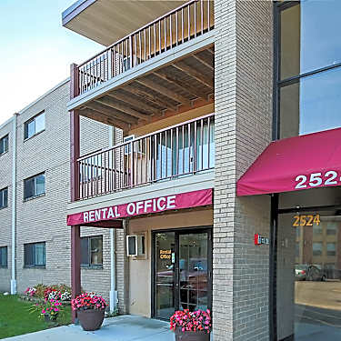 Courtyard Apartments 2524 Highway 100 S Saint Louis Park Mn Apartments For Rent Rent Com