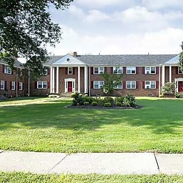 Woods Of Fairlawn 17 Manor Road A Akron Oh Apartments For Rent Rent Com