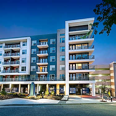 Bell Glenridge 111 Glenridge Point Pkwy Sandy Springs Ga Apartments For Rent Rent Com