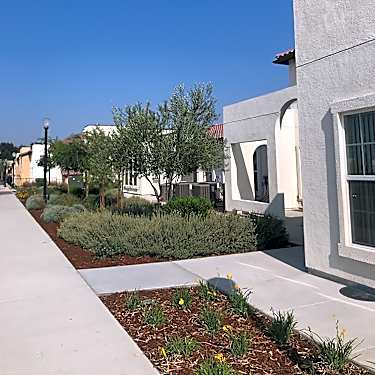 Valencia Grove 131 E Lugonia Ave Redlands Ca Apartments For