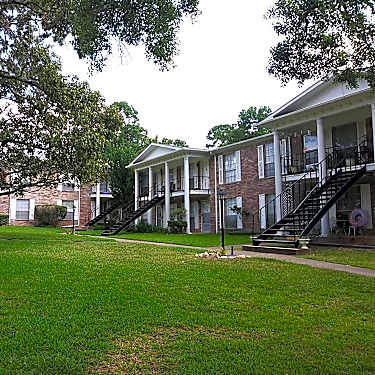 Plantation Apartments 1200 Wilson Rd Conroe Tx Apartments For Rent Rent Com