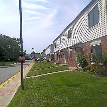 Town Country Apartments 2572 Parkview Dr Granite City Il Apartments For Rent Rent Com