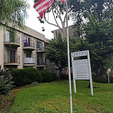 Oaktree Apartments 14335 Sherman Way Van Nuys Ca Apartments For Rent Rent Com