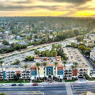 The Plaza At Sherman Oaks 4500 Woodman Avenue Sherman Oaks Ca Apartments For Rent Rent Com