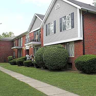 Carriage Hill 26322 Westphal St Dearborn Heights Mi Apartments For Rent Rent Com