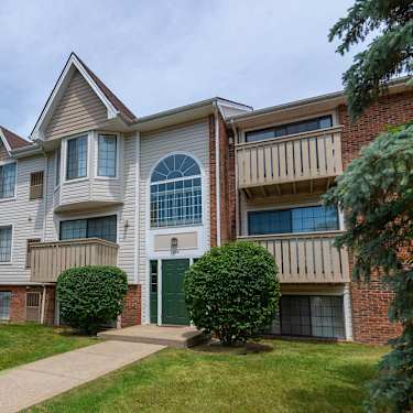 Tivoli Apartments 1483 West Maple Road Walled Lake Mi Apartments For Rent Rent Com