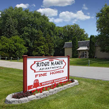 Ridge Manor Apartments 10600 W Grange Ct Hales Corners Wi Apartments For Rent Rent Com