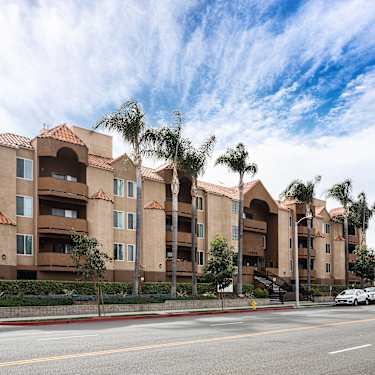 Encino Palms 17600 Burbank Blvd Encino Ca Apartments For Rent
