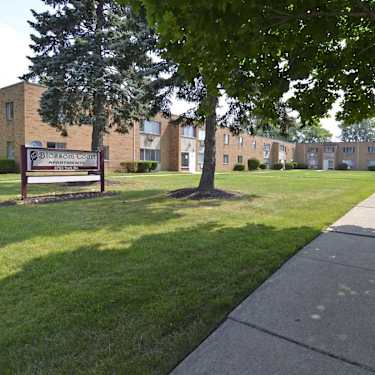 Blossom Court Apartments 6793 York Rd Parma Heights Oh Apartments For Rent Rent Com