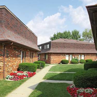 Lake Eden Apartments And Townhomes 5179 Dempster Dr Columbus