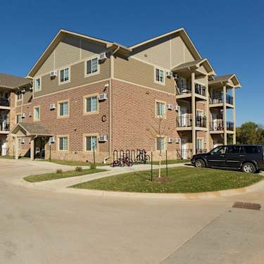 Hilltop Apartments 3720 E Douglas Ave Des Moines Ia Apartments For Rent Rent Com