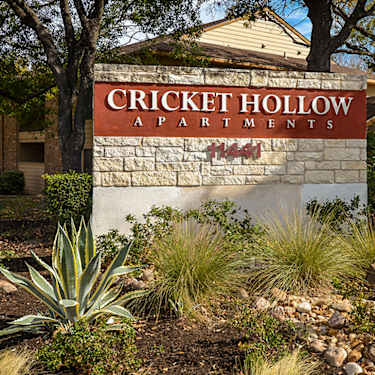 Cricket Hollow 11441 Ih 35 North Austin Tx Apartments For Rent Rent Com
