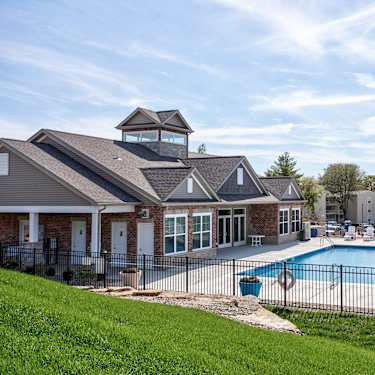 Columbia Bluffs Luxury Apartments 2633 Columbia Lakes Dr Columbia Il Apartments For Rent Rent Com